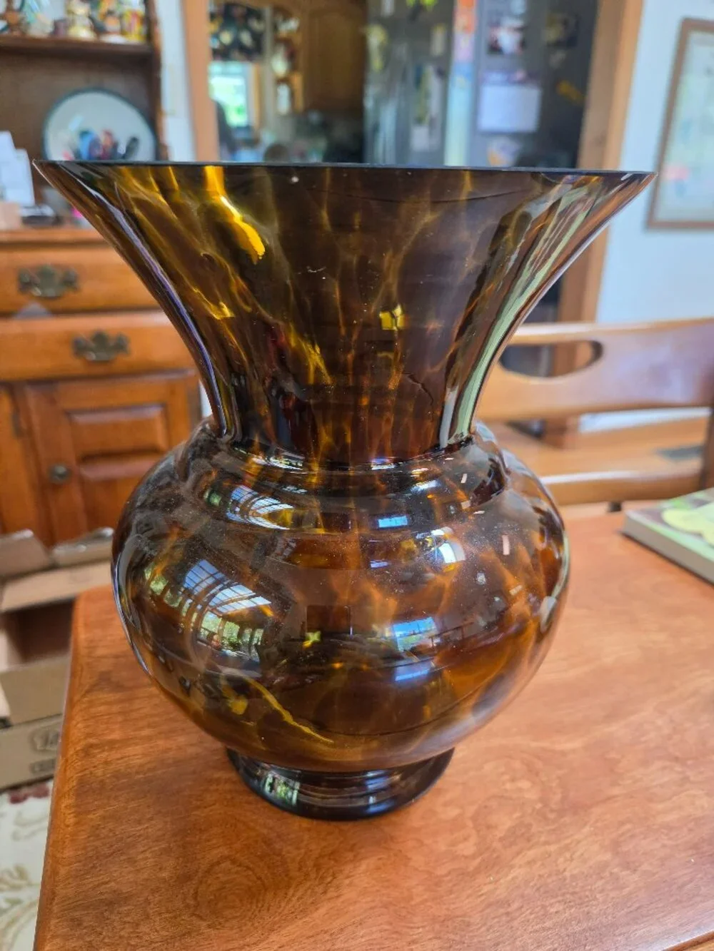 beautiful rich amber tortoiseshell glass vase small chip in picture on top